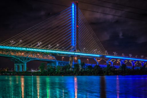 Pont Samuel-De Champlain - Long de près de trois kilomètres et demi, le pont Champlain offre un passage qui permet aux véhicules, aux piétons et aux cyclistes